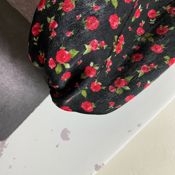 FOREVER 21 ROSES TOP - Picture 3 of 4